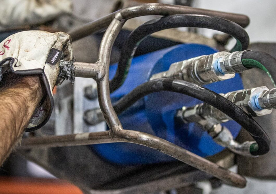 An employee using hydraulic pumps in modern construction