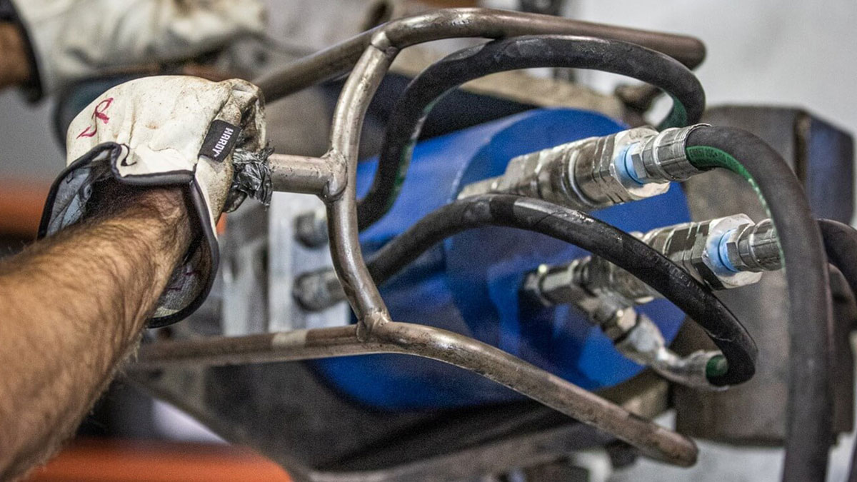 An employee using hydraulic pumps in modern construction