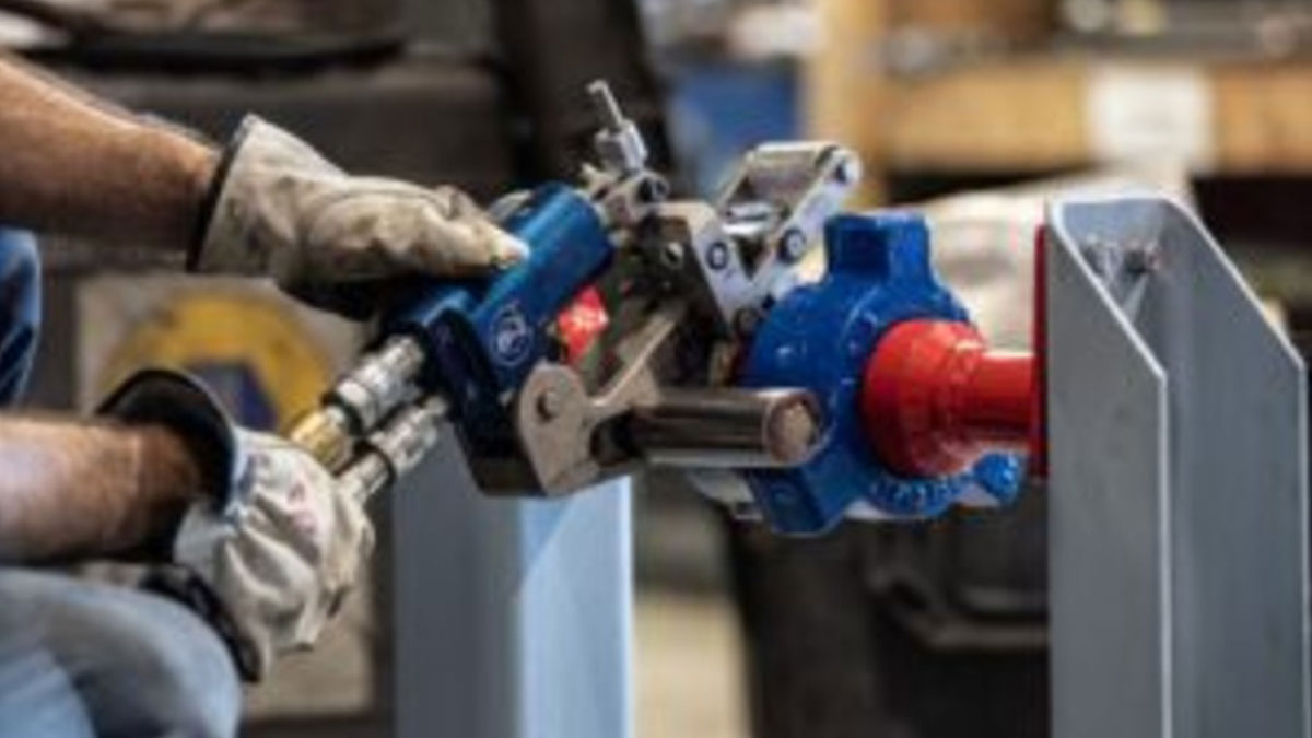 a worker following hydraulic tools safety procedures