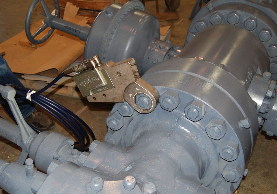 using torque wrench for heavy equipment