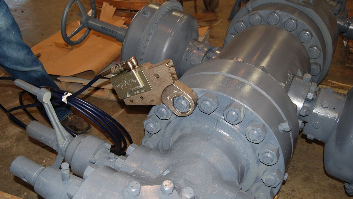using torque wrench for heavy equipment